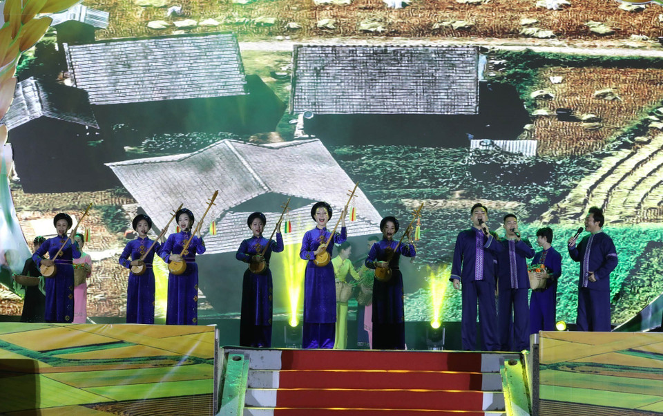 Яркие художественные номера на церемонии открытия туристического фестиваля “Золотой сезон в Бакшоне – 2025”. (Фото: ВИА)