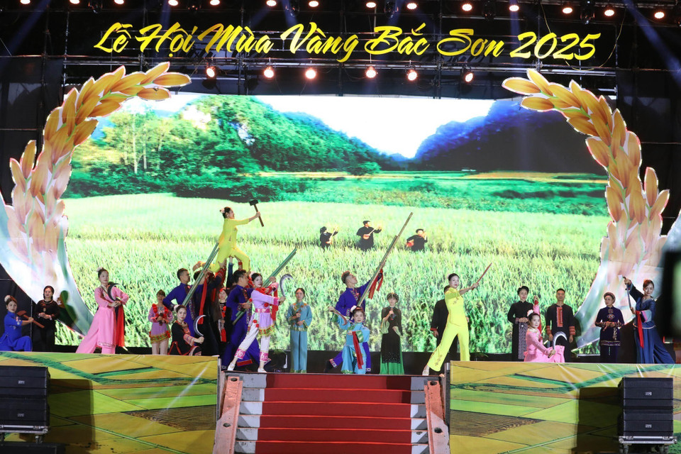 Яркие художественные номера на церемонии открытия туристического фестиваля “Золотой сезон в Бакшоне – 2025”. (Фото: ВИА)