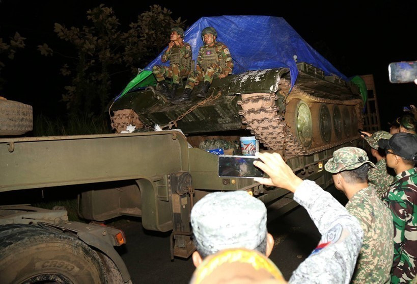 Наблюдатели АСЕАН контролируют вывод военной техники и тяжёлого вооружения Камбоджийской армии из спорного приграничного района. (Фото: AKP/ВИА)