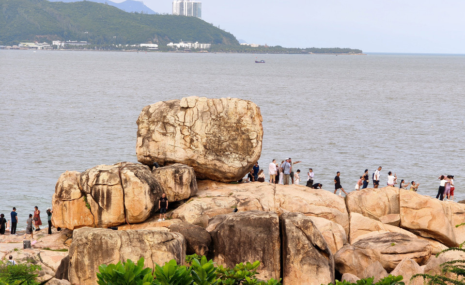 Достопримечательность Хончонг (квартал Бак-Нячанг, провинция Кханьхоа) — одно из популярных мест у отечественных и иностранных путешественников. (Фото: ВИА)