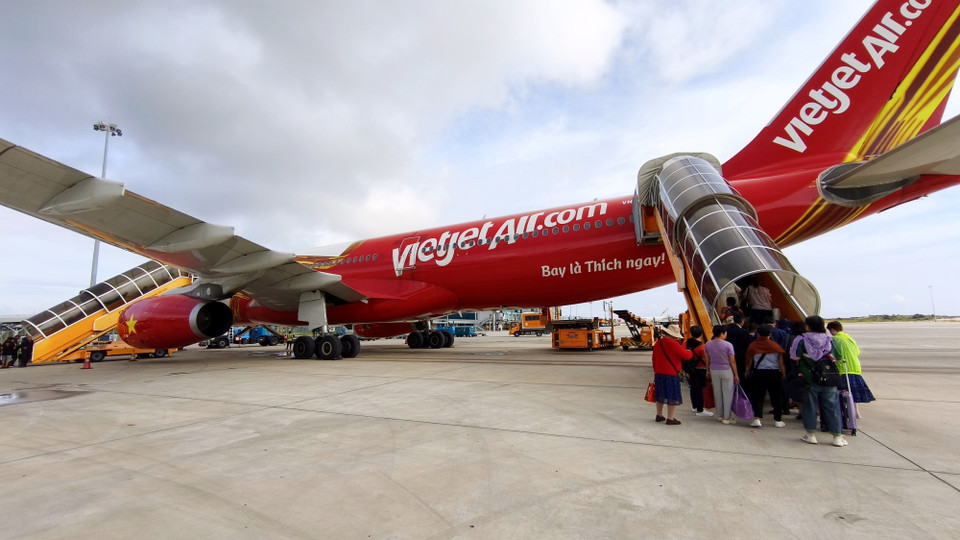 Перевозка пассажиров и туристов в международном аэропорту Камрань (провинция Кханьхоа). (Фото: ВИА)