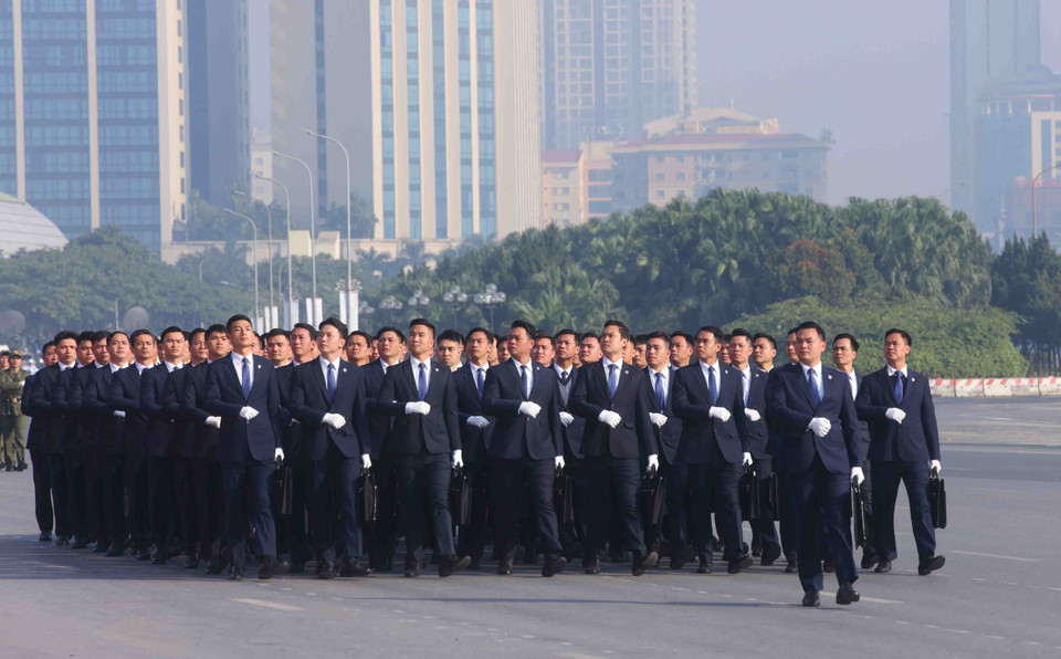 Мужская колонна офицеров сил непосредственной охраны Командования службы охраны участвует в строевом смотре. (Фото: ВИА)