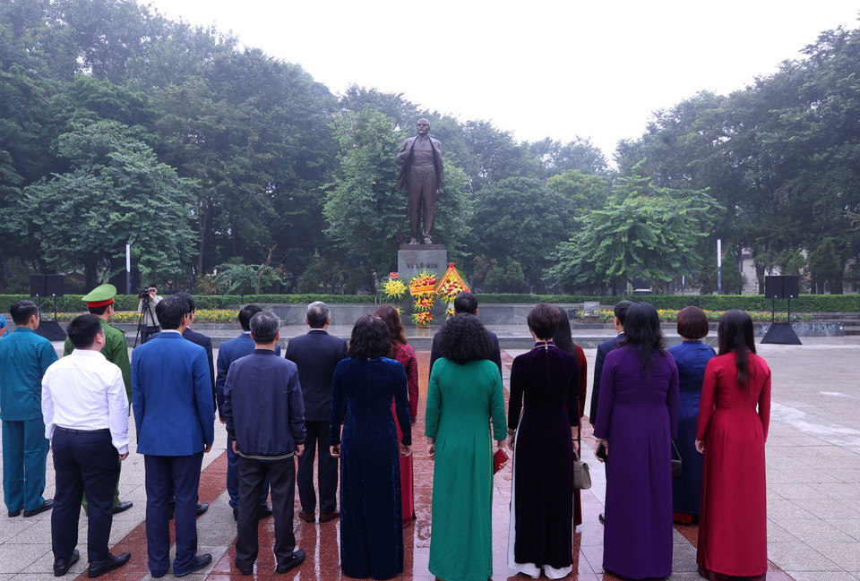 Делегация квартала Бадинь почтительно вспоминает вождя В. И. Ленина. (Фото: ВИА)
