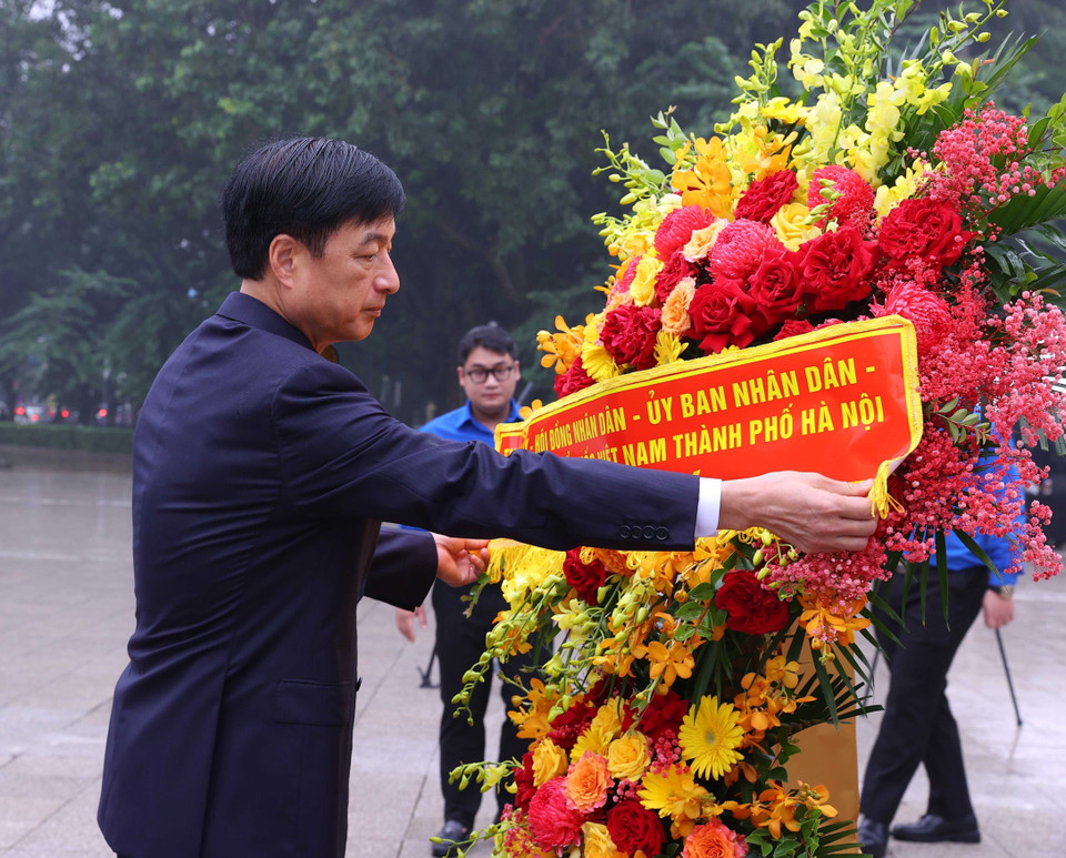 Секретарь городского партийного комитета Ханоя Нгуен Зюи Нгок возлагает цветы и почтительно вспоминает вождя В. И. Ленина в честь 108-й годовщины Октябрьской революции. (Фото: ВИА)