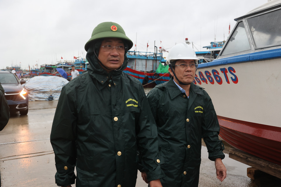 Секретарь городского партийного комитета Дананга Ле Нгок Куанг проверяет подготовительные работы и руководит мерами по противодействию тайфуну № 13 в убежище для судов Анхоа, община Нуитань. (Фото: ВИА)