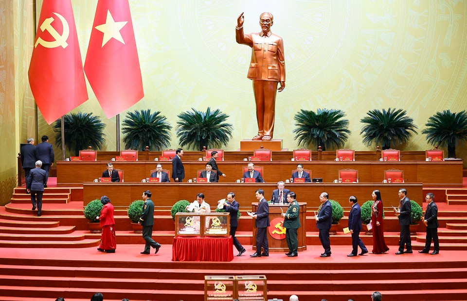 Руководители Партии и Государства голосуют за избрание Центрального комитета КПВ XIV созыва. (Фото: ВИА)