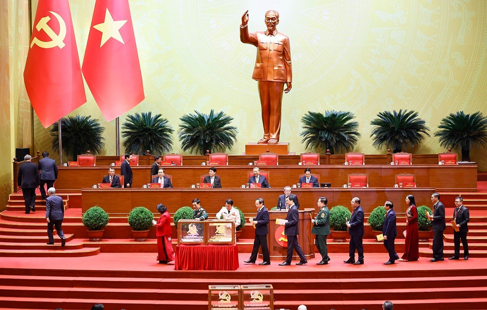 Руководители Партии и Государства голосуют за избрание Центрального комитета КПВ XIV созыва. (Фото: ВИА)