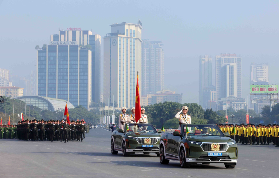 Командно-штабный автомобиль и знамённая группа полиции возглавляют строй, представляющий силы, участвующие в обеспечении охраны XIV Всевьетнамского партийного съезда КПВ. (Фото: ВИА)