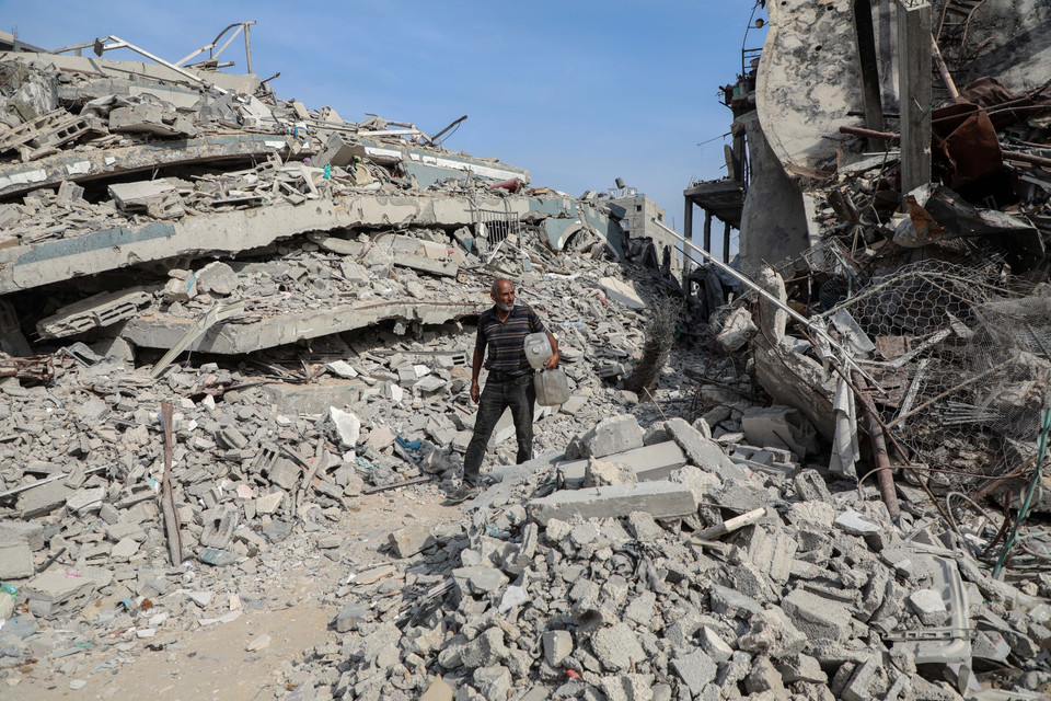 Администрация президента США Дональда Трампа распространила проект резолюции Совета Безопасности ООН, предусматривающий создание Временных международных стабилизационных сил (ISF). Согласно проекту, ISF станет многонациональным формированием под единым командованием, действующим в тесной координации с Израилем и Египтом. Эти силы будут работать совместно с новой палестинской полицией, прошедшей подготовку и проверку, чтобы обеспечить безопасность границ и стабилизацию ситуации в Газе. На фото: разрушения в Джабалии, сектор Газа. (Фото: Синьхуа/ВИА)