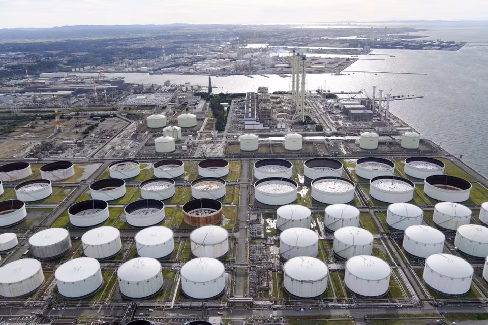 Резервуар с нефтью на нефтеперерабатывающем заводе в Тиба, Япония. (Фото: Kyodo/ВИА)