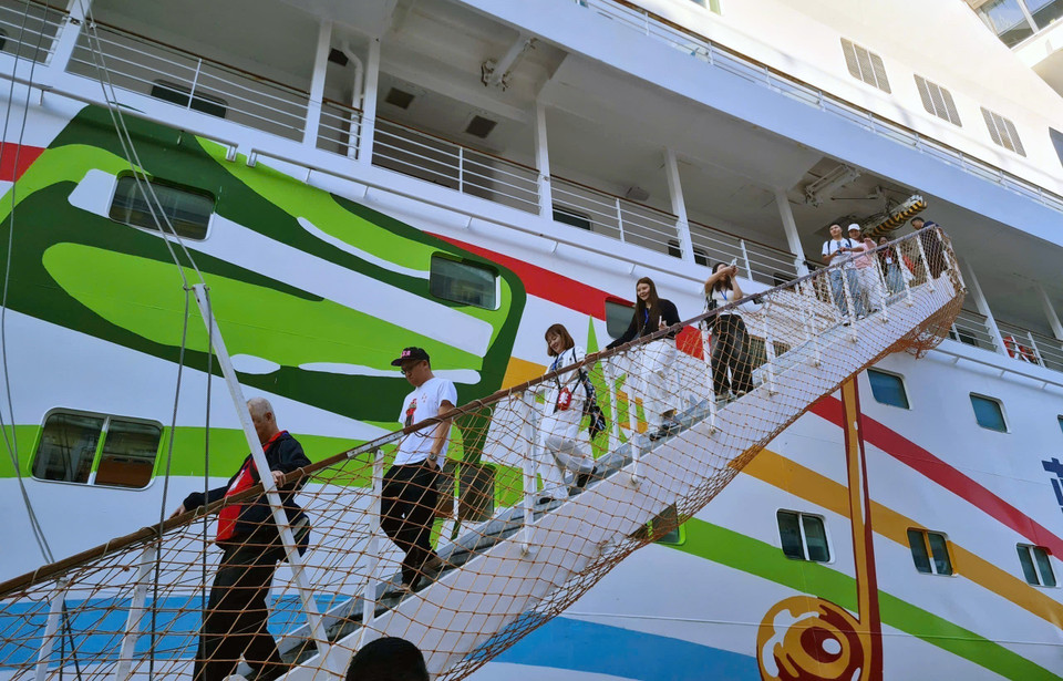 Группа китайских туристов на круизном маршруте Бэйхай – Халонг. (Фото: ВИА)