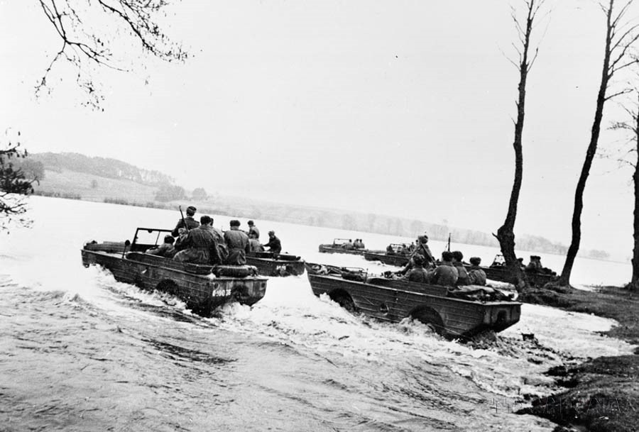 Знамя мира, поднятое Октябрьской революцией и продолженное Советским Союзом, сыграло решающую роль в уничтожении фашизма во Второй мировой войне, спасая человечество от его порабощения. На фото: ночью 9 августа 1945 года советские войска начинают наступление на японских милитаристов в горах Большой Хинган на северо-востоке Маньчжурии, Китай. (Фото: архив ВИА)