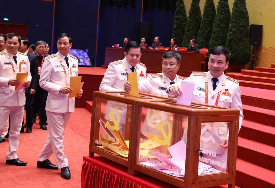 Делегаты голосуют за избрание Центрального комитета КПВ XIV созыва. (Фото: ВИА)