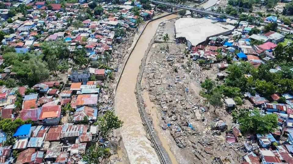 Президент Филиппин Фердинанд Ромвальдес Маркос-младший 6 ноября 2025 года объявил о введении национального бедственного положения после того, как супертайфун «Калмаеги» нанёс серьёзный ущерб на обширных территориях, унеся жизни по меньшей мере 140 человек, при этом 127 считаются пропавшими без вести. (Фото: Синьхуа/ВИА)