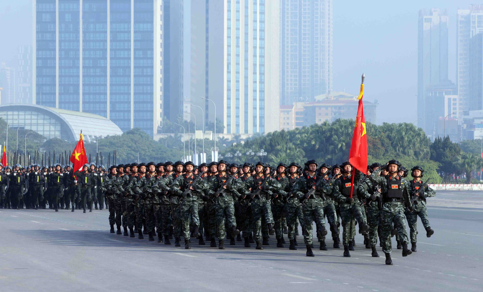 Мужская колонна спецназа полиции Командования мобильной полиции участвует в строевом смотре. (Фото: ВИА)