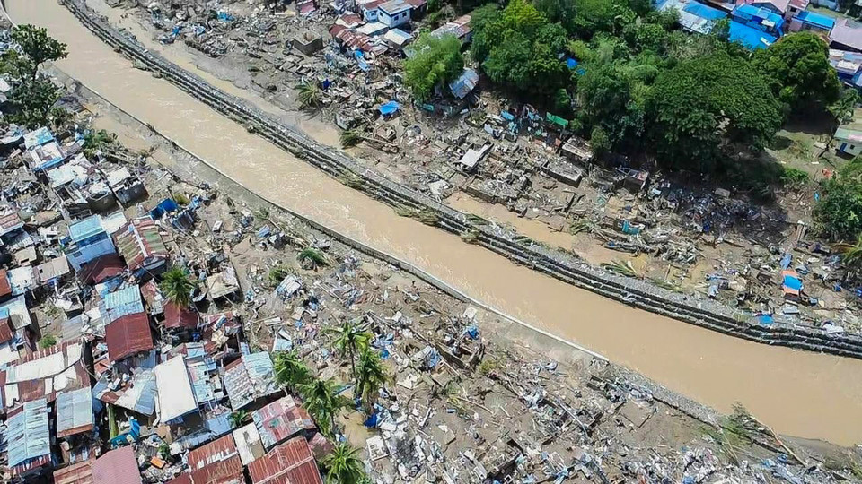 Ранее сверхтайфун «Калмаэги» унёс жизни не менее 188 человек на Филиппинах. На фото: район, разрушенный тайфуном «Калмаэги», в провинции Себу (Филиппины). (Фото: Синьхуа/ВИА)