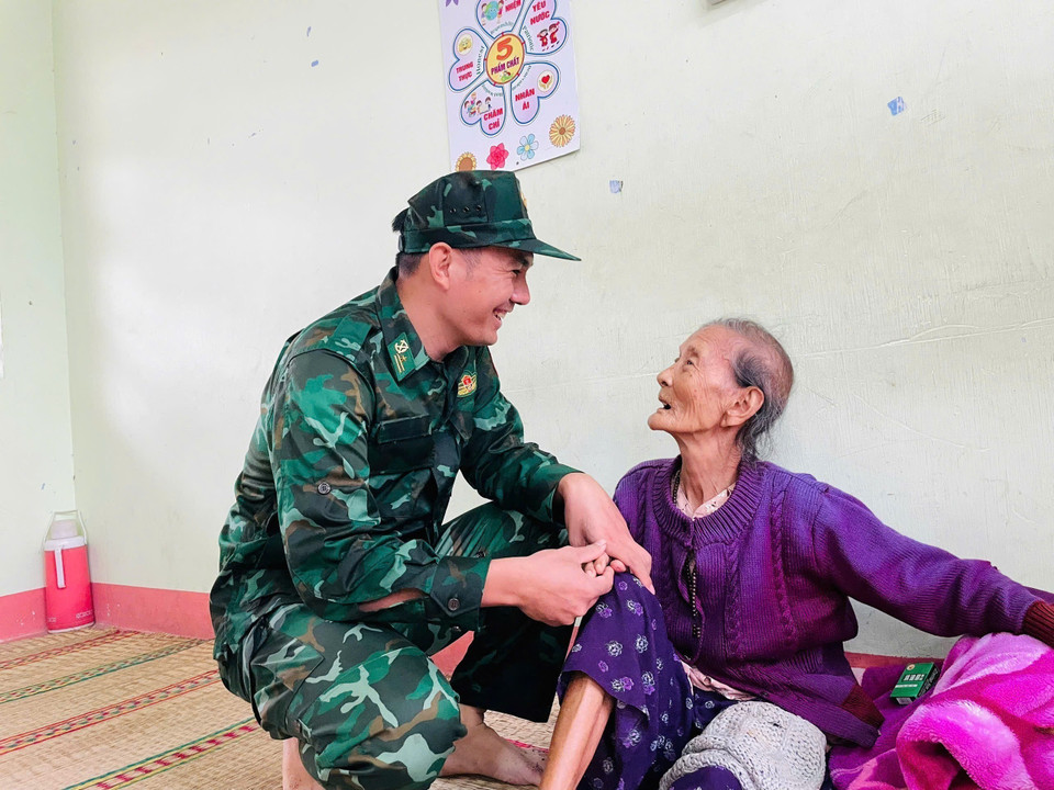 Военнослужащие провинции Даклак проявляют заботу и оказывают поддержку жителям, укрывающимся от тайфуна. (Фото: ВИА)