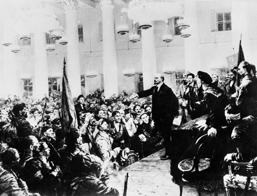 В ночь на 7 ноября 1917 года был созван Всероссийский съезд Советов, который провозгласил Советскую власть во главе с В. И. Лениным. (Фото: архив ВИА)