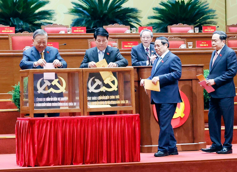 Руководители Партии и Государства голосуют за избрание Центрального комитета КПВ XIV созыва. (Фото: ВИА)