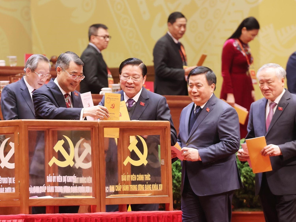 Руководители Партии и Государства голосуют за избрание Центрального комитета КПВ XIV созыва. (Фото: ВИА)