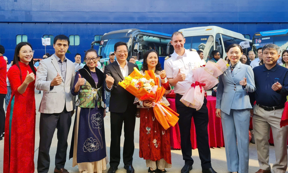 ﻿Руководство Департамента культуры, спорта и туризма провинции Куангнинь вручает цветы в знак приветствия туристической группе. (Фото: ВИА)