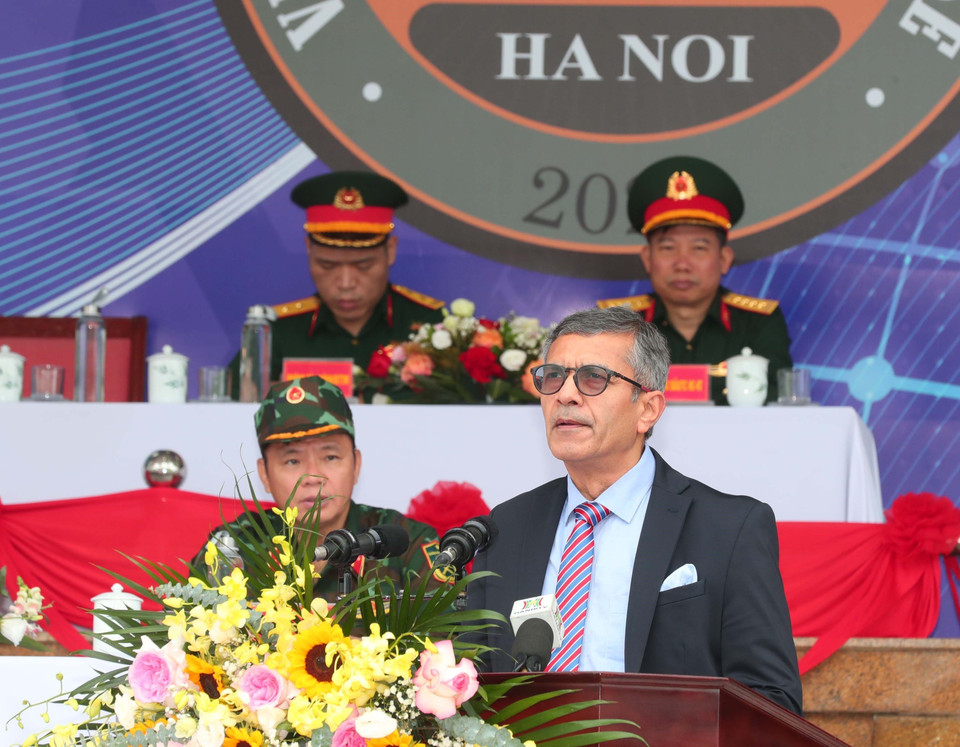 Господин Раджеш Кумар Сингх, секретарь по вопросам обороны Индии, выступает на церемонии открытия. (Фото: ВИА)