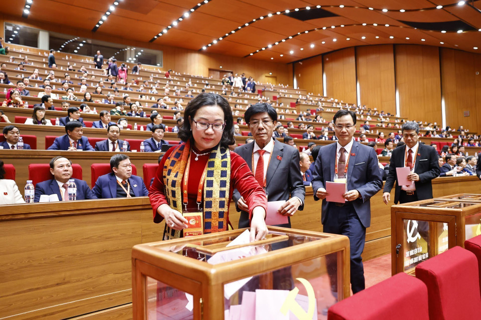 Делегаты голосуют за избрание Центрального комитета КПВ XIV созыва. (Фото: ВИА)