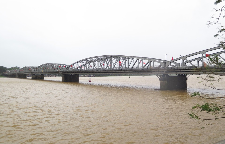 Уровень воды на реке Хыонг в городе Хюэ утром 28 сентября превышает предупредительную отметку № 1. (Фото: ВИА)