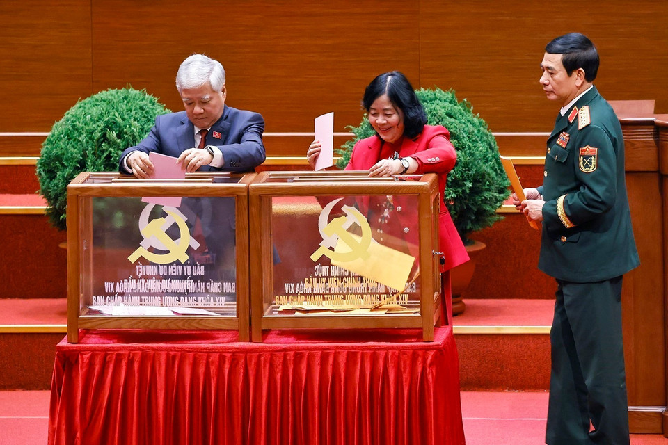 Руководители Партии и Государства голосуют за избрание Центрального комитета КПВ XIV созыва. (Фото: ВИА)