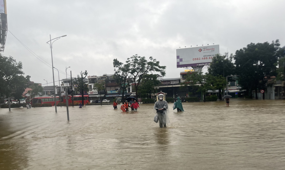 Наводнение вызвало масштабную изоляцию во многих районах города Хюэ. (Фото: ВИА)