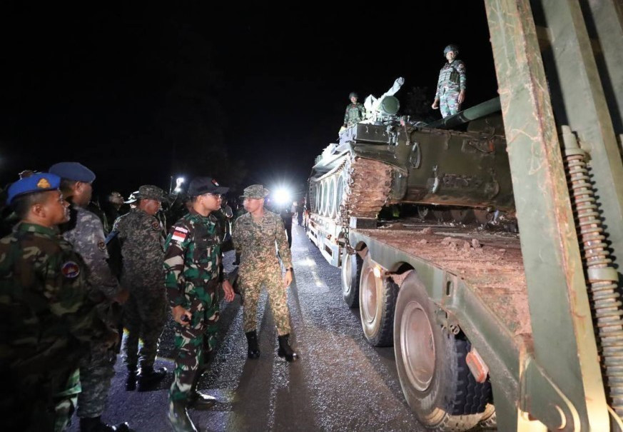 Наблюдатели АСЕАН контролируют вывод военной техники и тяжёлого вооружения Камбоджийской армии из спорного приграничного района. (Фото: AKP/ВИА)