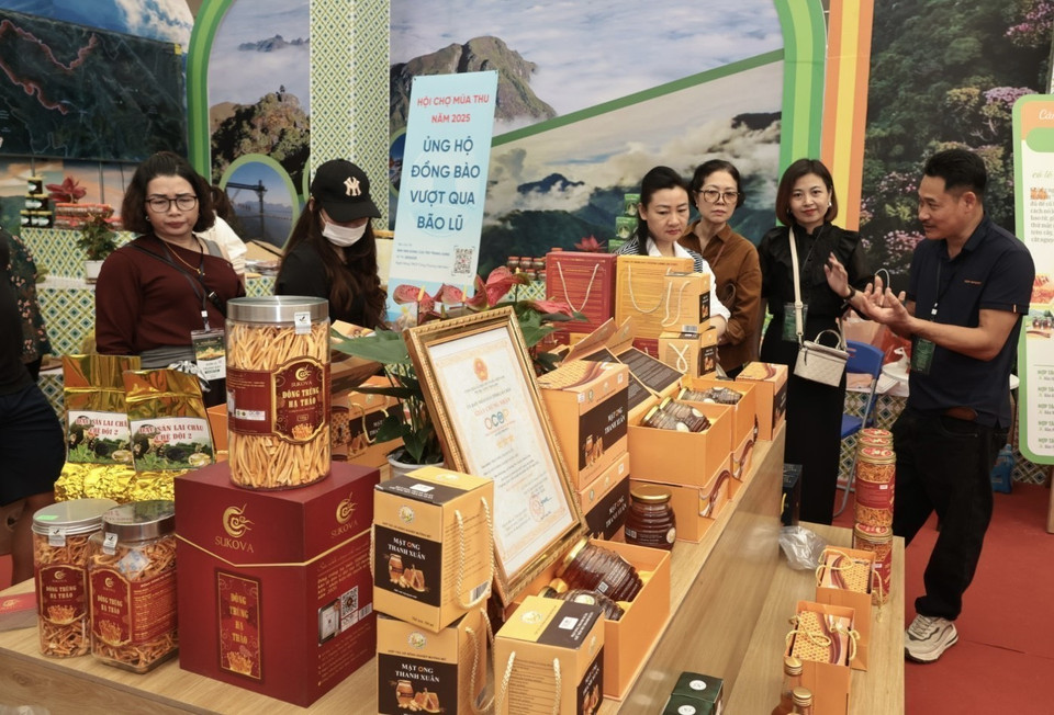 Разнообразная чайная продукция представлена на ярмарке. (Фото: ВИА)