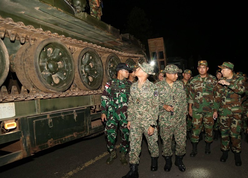 Наблюдатели АСЕАН контролируют вывод военной техники и тяжёлого вооружения Камбоджийской армии из спорного приграничного района. (Фото: AKP/ВИА)