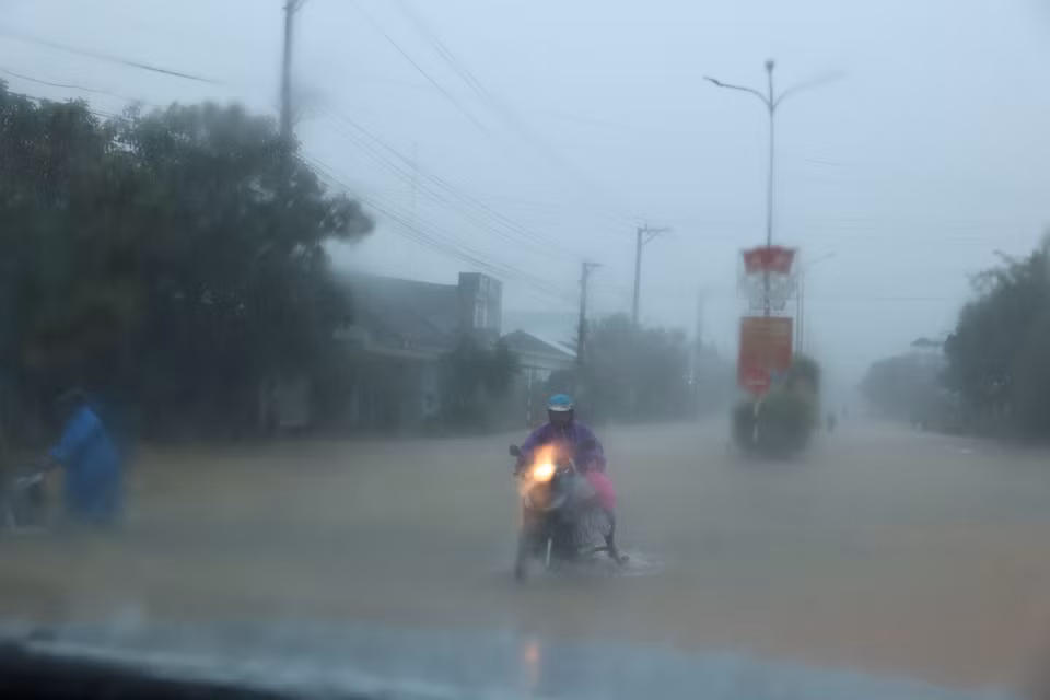 Дорога превратилась в реку в общине Хьепдык города Дананг. (Фото: ВИА)