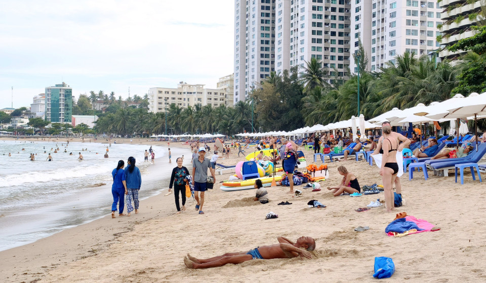 Пляж Хончонг (квартал Бак-Нячанг, провинция Кханьхоа) — одно из самых популярных направлений у отечественных и зарубежных туристов. (Фото: ВИА)