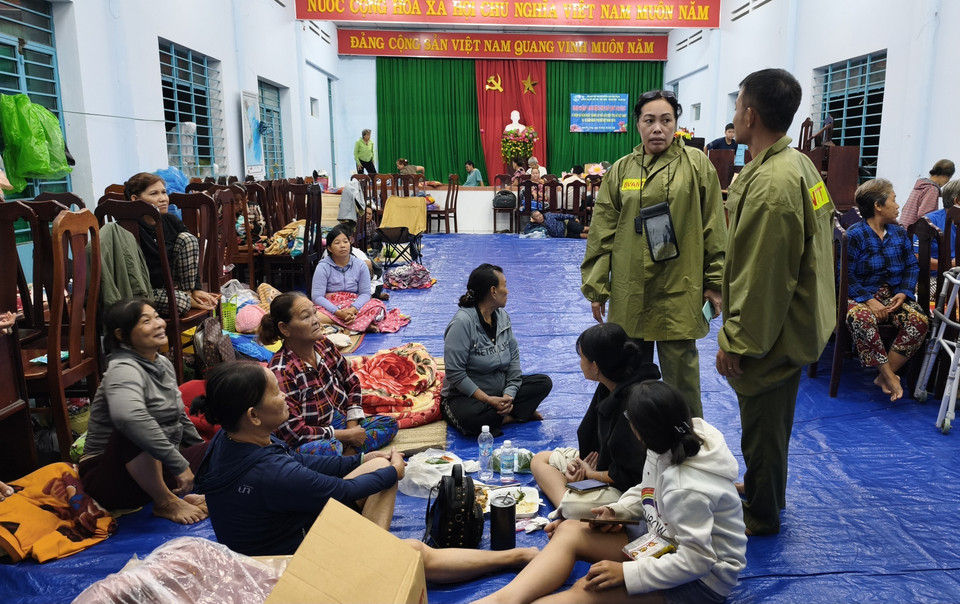 Жителей доставляют в дом культуры объединения жителей Тхань Фат (квартал Намнячанг, провинция Кханьхоа) для обеспечения безопасности. (Фото: ВИА)