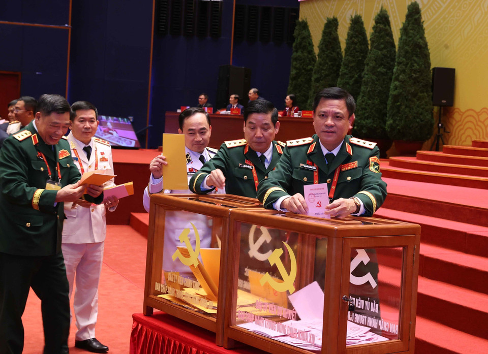 Делегаты голосуют за избрание Центрального комитета КПВ XIV созыва. (Фото: ВИА)