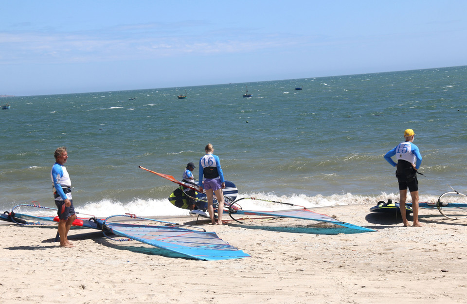 Отдых, совмещённый с занятиями водными видами спорта, — одна из самых популярных форм туризма среди иностранных гостей на побережье Ламдонга. (Фото: ВИА)