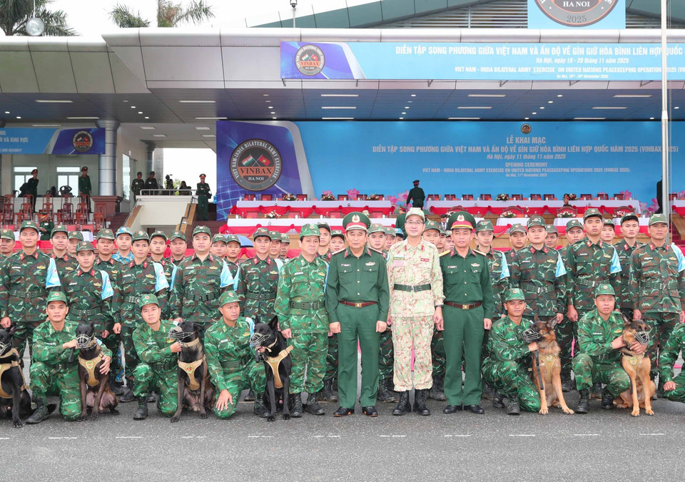Офицеры и военнослужащие пограничных войск Вьетнама принимают участие в учениях. (Фото: ВИА)