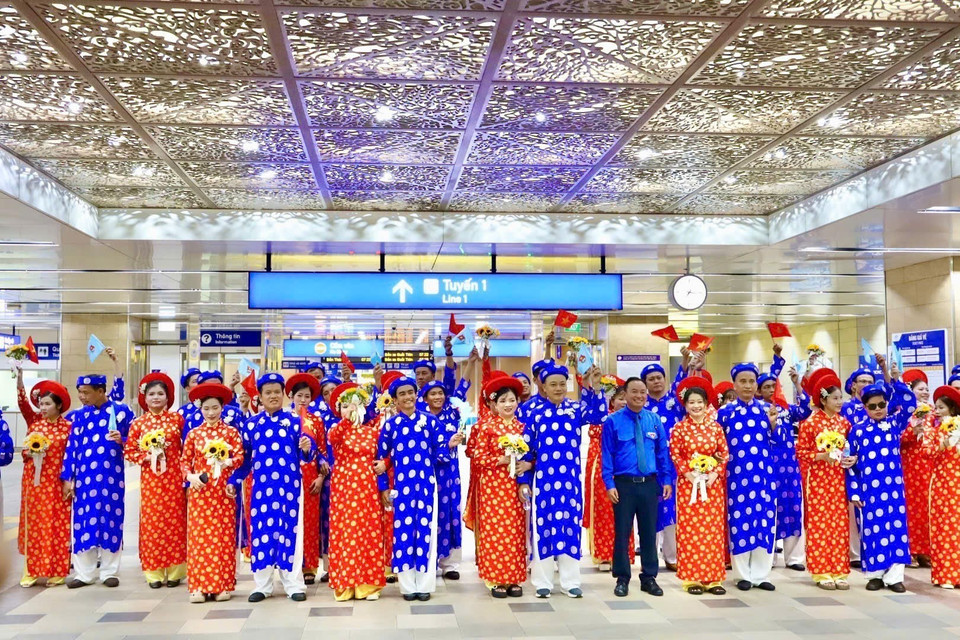 Молодожёны знакомятся с проектом метрополитена. (Фото: ВИА)