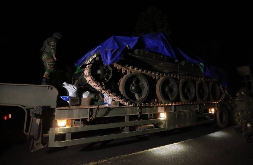 Вечером 26 октября 2025 года Камбоджийская армия начала вывод военной техники и тяжёлого вооружения из спорного приграничного района. (Фото: AKP/ВИА)