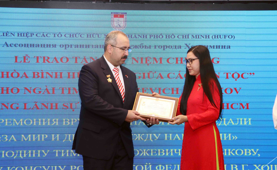 Госпожа Ха Тхань, председатель Союза организаций дружбы города Хошимина, вручает памятную медаль “За мир и дружбу между народами”, учреждённую Союзом организаций дружбы Вьетнама, господину Тимуру Сирожевичу, Генеральному консулу Российской Федерации в городе Хошимине. (Фото: ВИА)