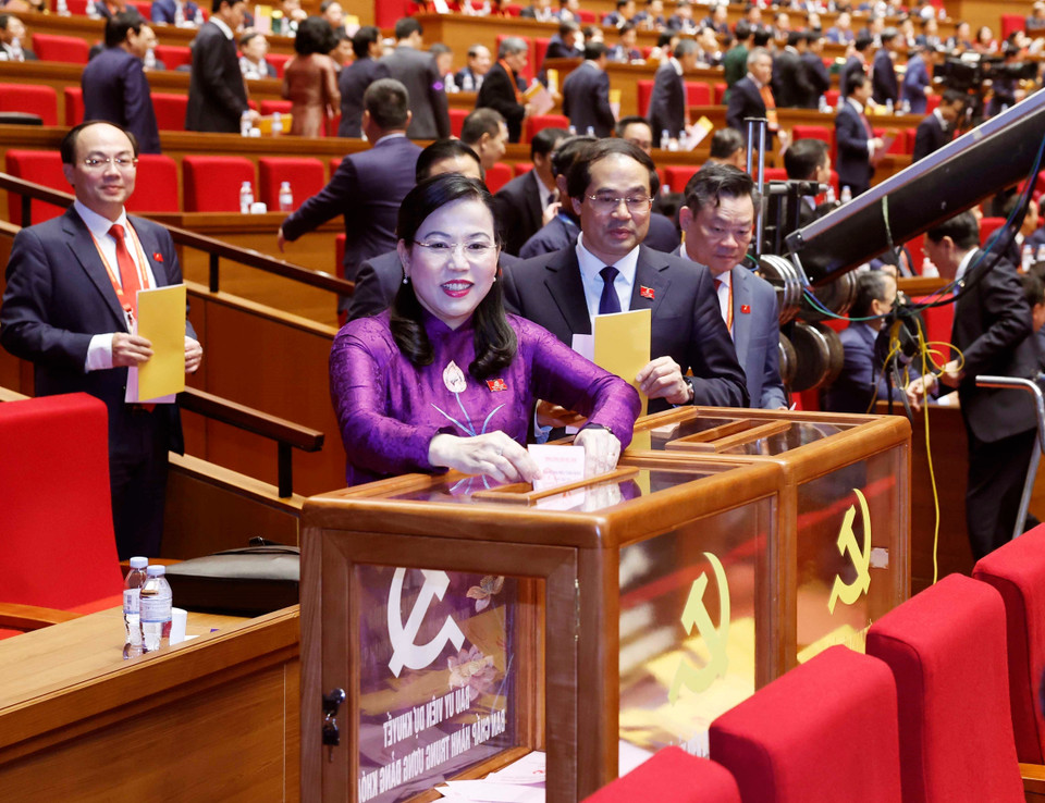 Делегаты голосуют за избрание Центрального комитета КПВ XIV созыва. (Фото: ВИА)