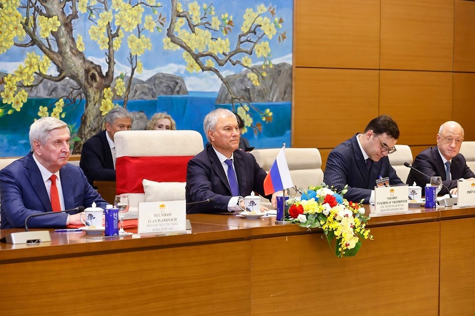 Председатель Государственной Думы Федерального Собрания Российской Федерации Вячеслав Володин и российская делегация присутствуют на переговорах с Председателем Национального собрания Вьетнама Чан Тхань Маном. (Фото: ВИА)