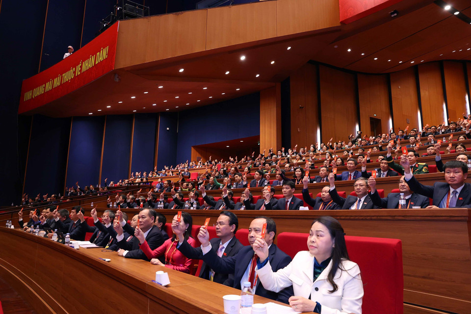 Делегаты голосуют за утверждение списка кандидатов для избрания Центрального комитета КПВ XIV созыва. (Фото: ВИА)