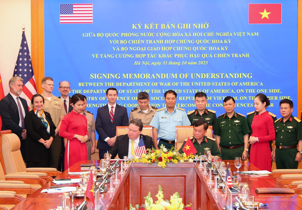 Генерал-полковник Хоанг Суан Тьен, заместитель министра национальной обороны, и Посол США во Вьетнаме Марк Кнаппер подписывают Меморандум о взаимопонимании. (Фото: ВИА)