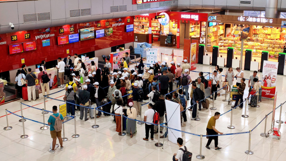 Туристы проходят регистрацию на рейс в международном аэропорту Камрань (провинция Кханьхоа). (Фото: ВИА)