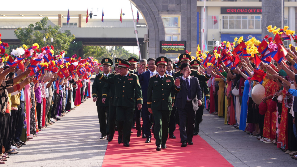 Жители провинции Тэйннинь провожают генерала армии Фан Ван Жанга, министра национальной обороны Вьетнама, в Королевство Камбоджа для участия во Втором вьетнамско-камбоджийском дружественном оборонном обмене на приграничной территории. (Фото: ВИА)