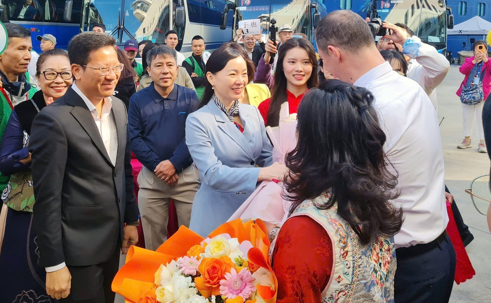 Руководство Департамента культуры, спорта и туризма провинции Куангнинь вручает цветы в знак приветствия туристической группе. (Фото: ВИА)