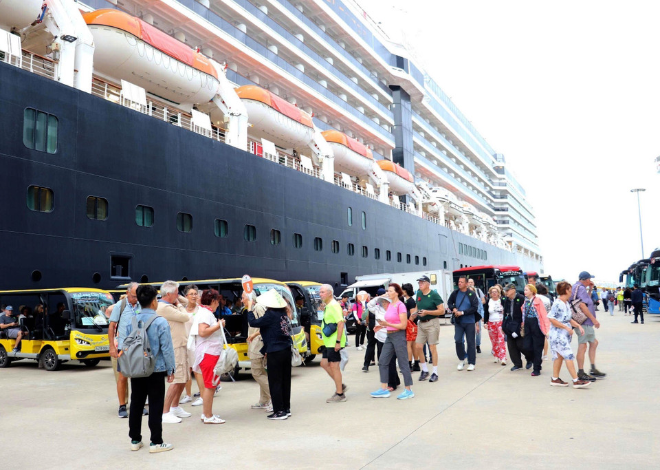 Туристы сходят на берег для посещения достопримечательностей провинции Куангнинь. (Фото: ВИА)